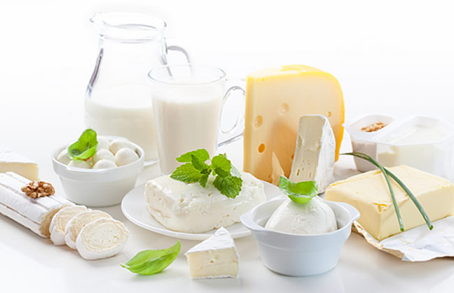 Mléčné výrobky pro low carb dietu ve formě mléka a sýrů