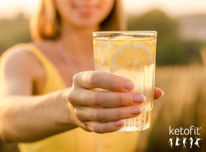 Voda s citronem na hubnutí – pomůže vám?